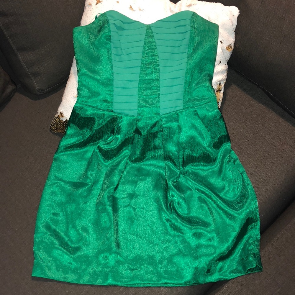 Sleeves dress above the knees